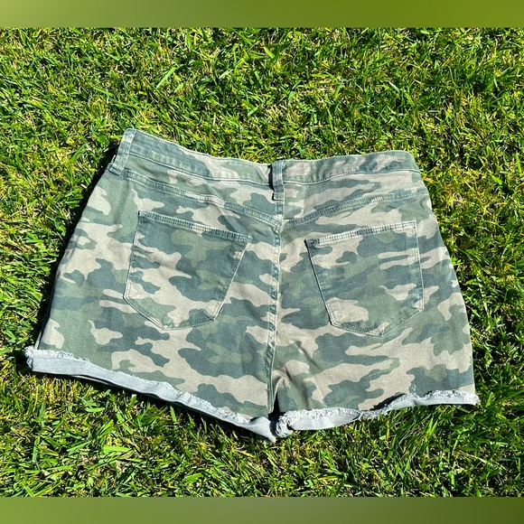 Universal Threads camo cut off denim shorts‎ - Picture 2 of 3